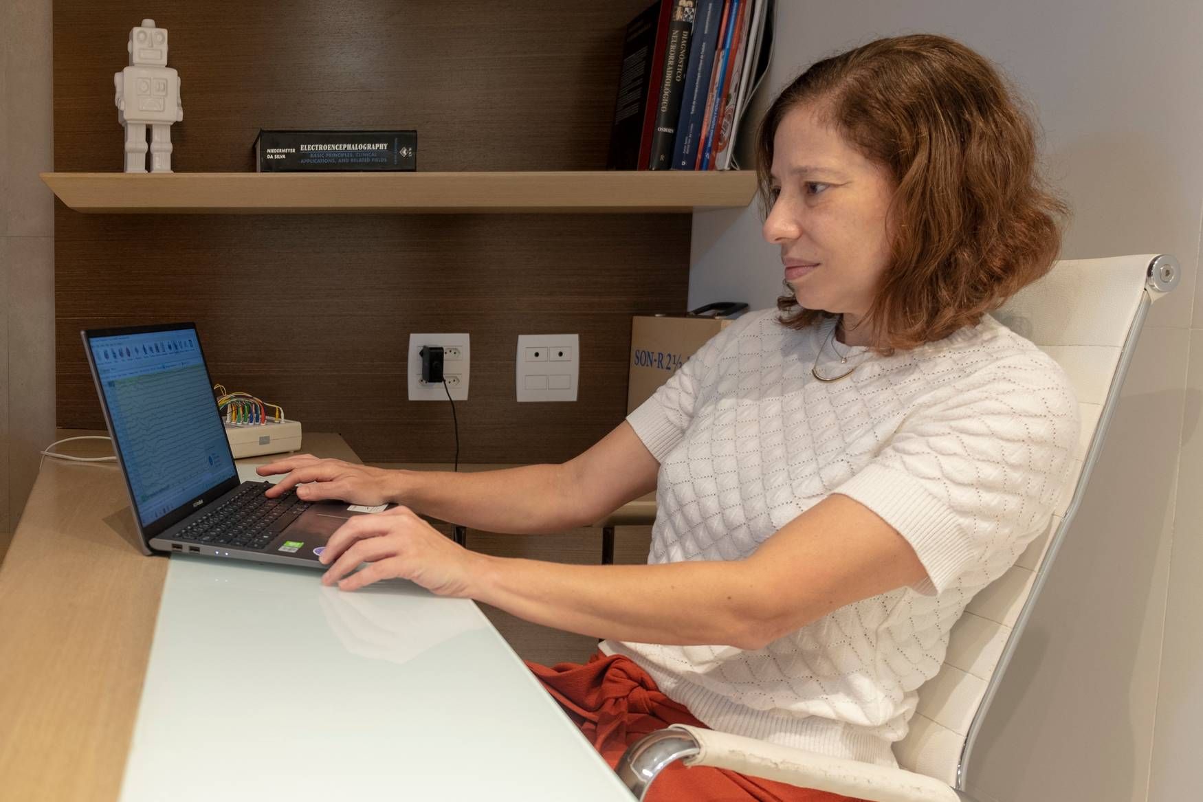 Dra. Rosiane Fontana realizando consulta de neuropediatria por telemedicina — videochamada segura para todo o Brasil